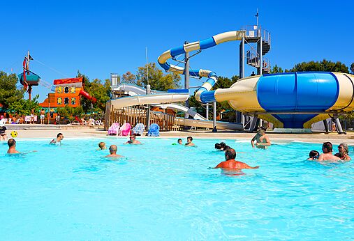 Außenpool mit Wasserrutschen und Spielgeräten auf dem Campingplatz CAPFUN La Nina in Agde (34).
