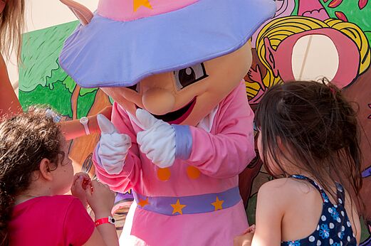 Maskottchen und Kinder bei Animation auf dem Campingplatz CAPFUN La Nina in Agde (34).