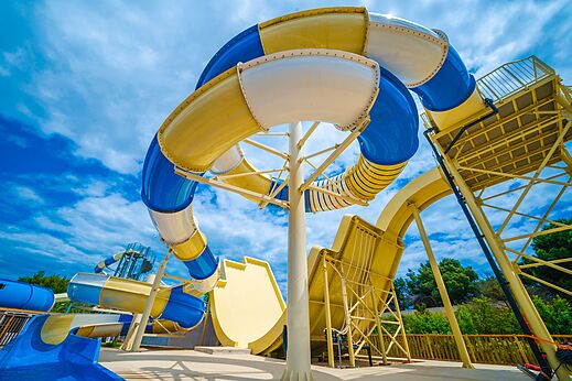 Riesige und farbenfrohe Wasserrutschen auf dem Campingplatz CAPFUN La Nina in Agde (34).