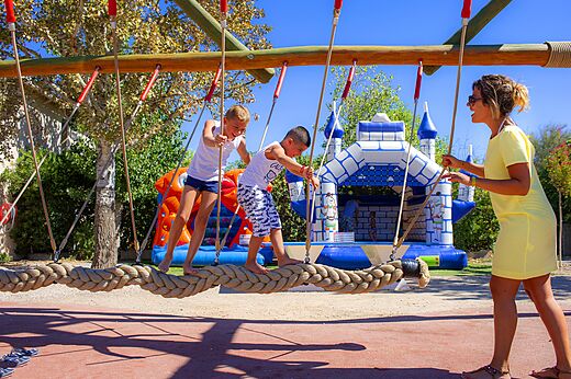 Kinder auf Seilbr�cke und H�pfburgen, Campingplatz CAPFUN La Nina Agde.