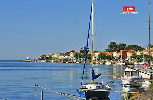 Hafen von Agde mit Booten, bunten Häusern und Leuchtturm, touristischer Ort bei Agde (34).