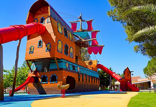 Riesiges Piratenschiff, Kinderrutschen auf dem Campingplatz CAPFUN La Nina in Agde (34).