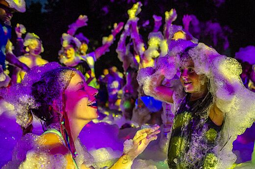 Belebte Schaumparty mit Urlaubern auf Camping CAPFUN La Nina in Agde (34).