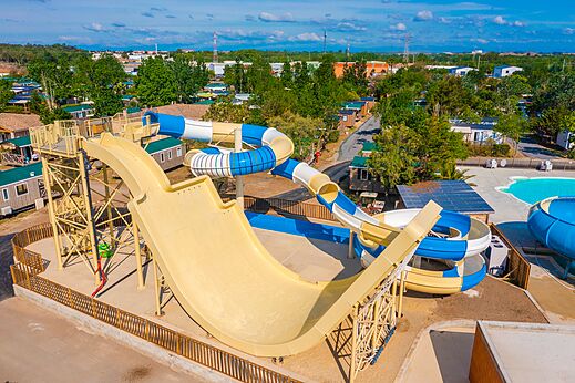 Riesenwasserrutschen und Außenpool auf dem Campingplatz CAPFUN La Nina in Agde (34).