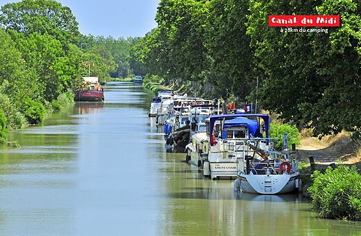 Canal du Midi, historische Wasserstraße mit Booten, nahe Agde in Okzitanien.