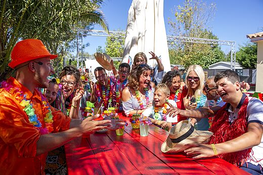Festliche Animation mit lachenden Familien und Kindern auf dem Campingplatz CAPFUN La Nina in Agde (34).