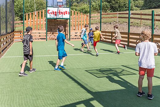 Outdoor-Multisportplatz für Kinder auf dem Campingplatz CAPFUN La Nina in Agde (34).