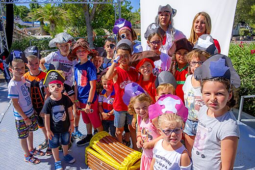 Als Piraten verkleidete Kinder mit Animateuren bei einer Aktivität auf dem Campingplatz CAPFUN La Nina in Agde (34).