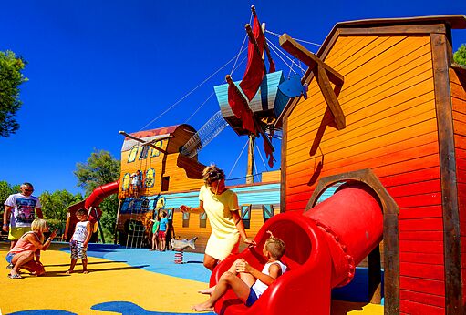 Gro�er Piratenschiff-Spielplatz mit Rutschen auf dem Campingplatz CAPFUN La Nina in Agde (34).