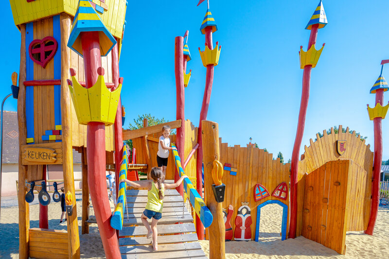 Jeu Carabouille - Aire de jeux ch�teau en bois pour enfants au camping VAGUES OCEANES Odyss�e.
