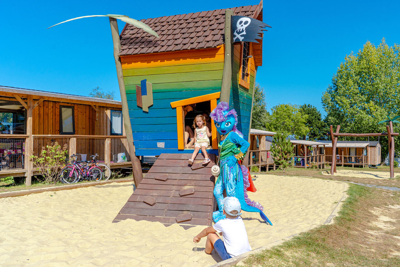 Piraten-Spielplatz, Kind und Maskottchen, Mobilheime auf dem Campingplatz VAGUES OCEANES Odyss�e (14).