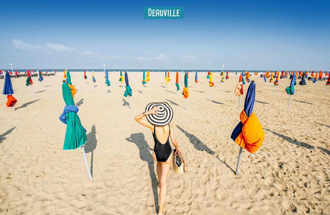 Strand von Deauville mit bunten Sonnenschirmen, Ausflugsziel in der Normandie.