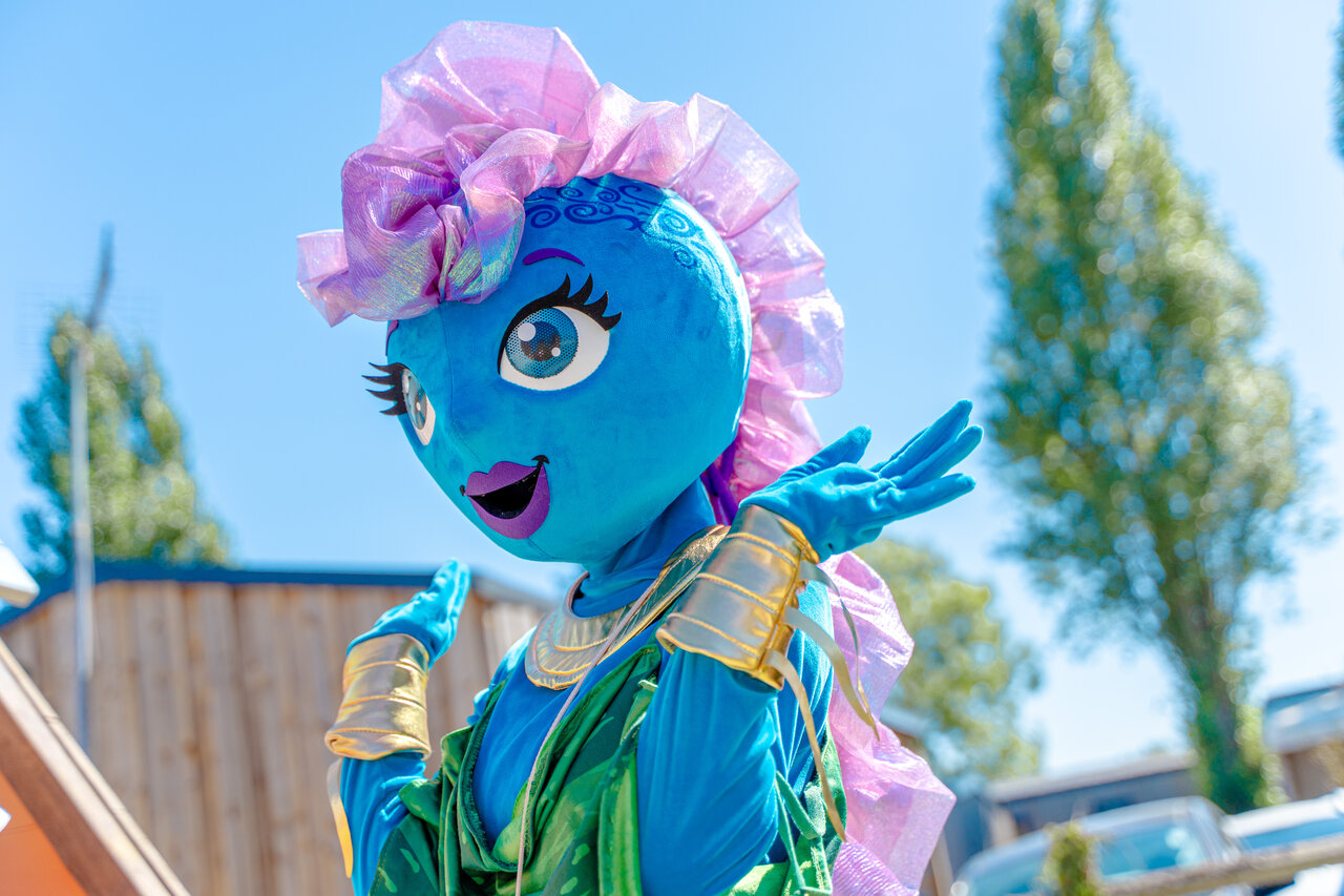 Blaue l�chelnde Maskottchen, Animation auf dem Campingplatz VAGUES OCEANES Odyss�e in Villers sur mer (14).