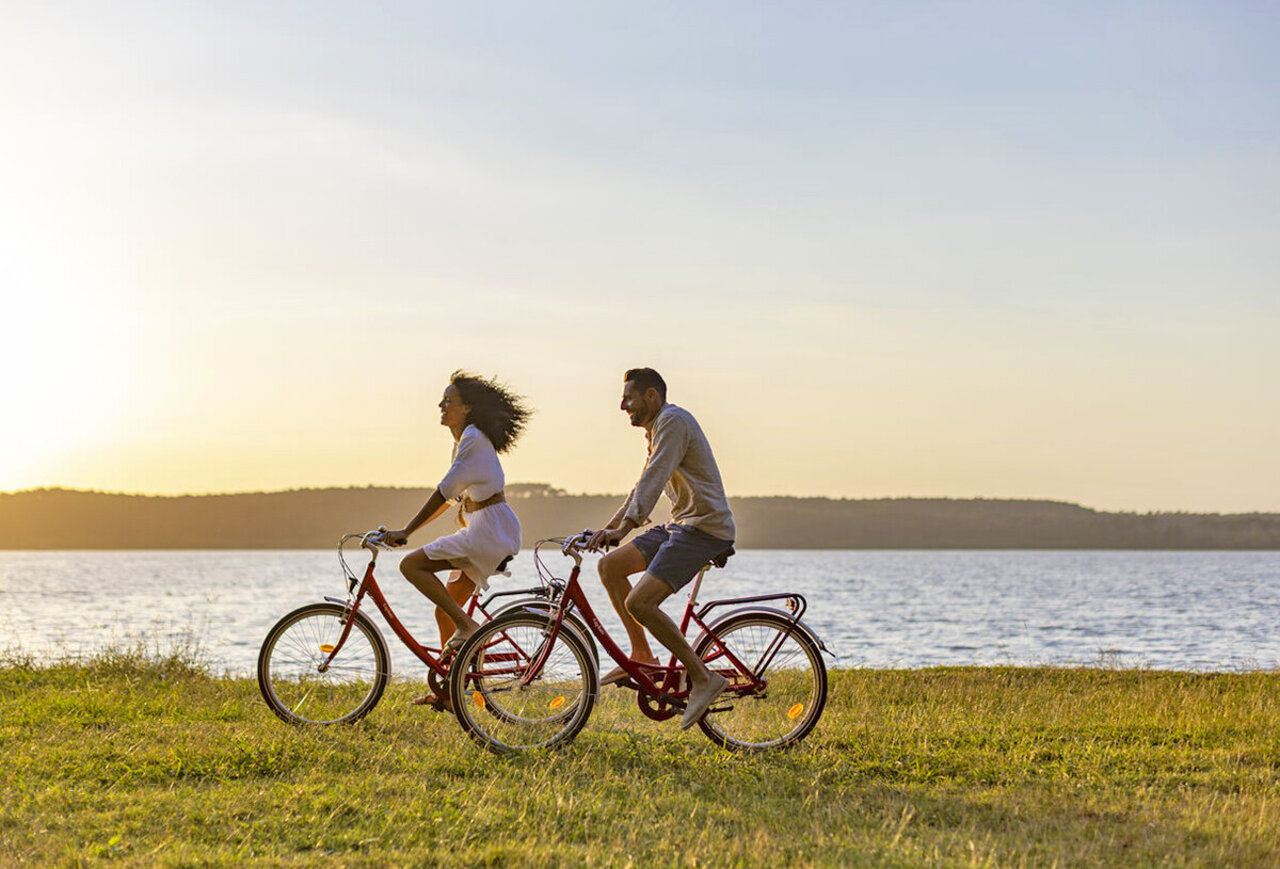 Fahrradfahren am See, Campingplatz VAGUES OCEANES Odyss�e in Villers sur mer (14).