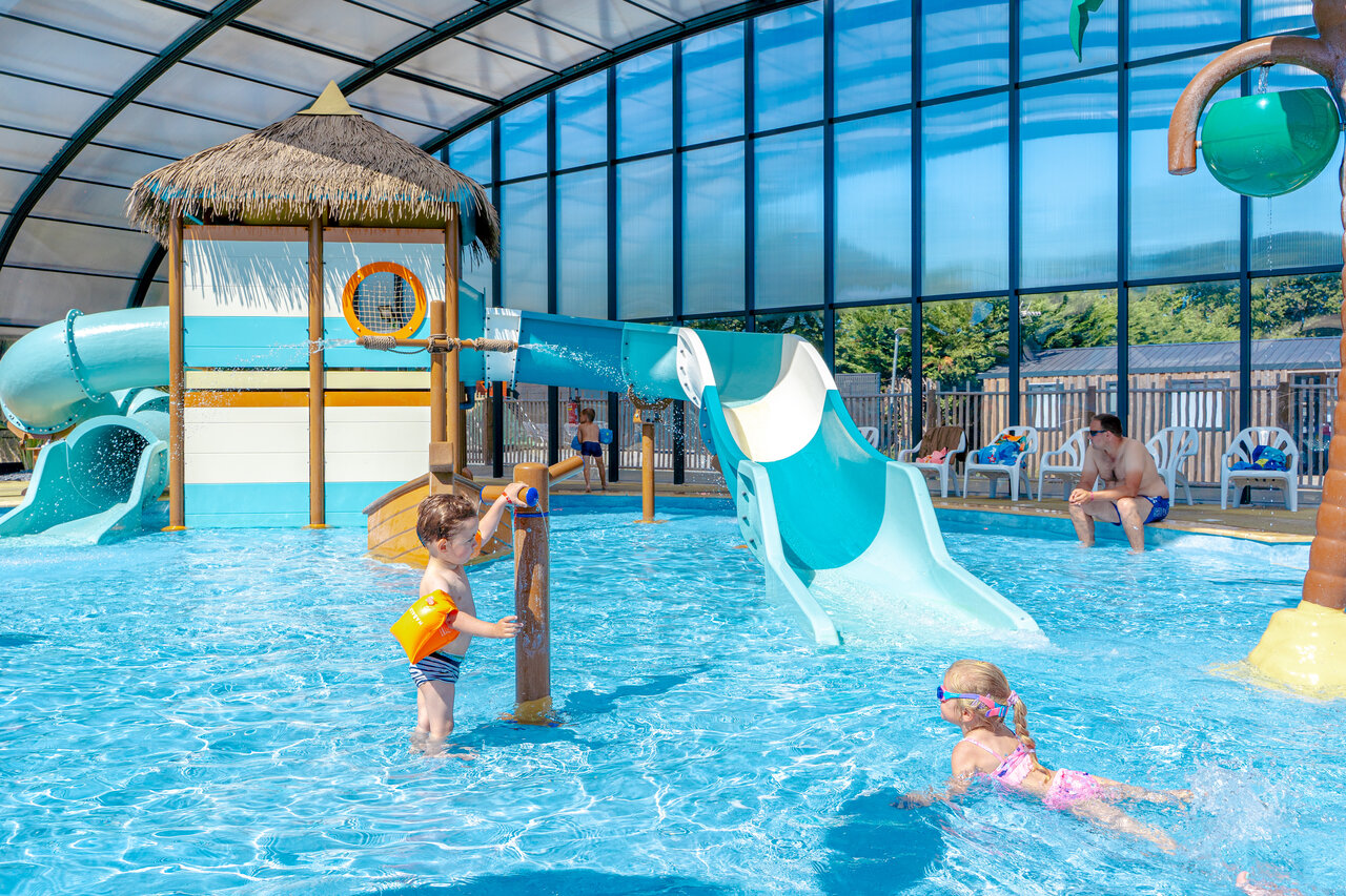 �berdachter Wasserpark, Rutschen und Wasserspiele f�r Kinder auf dem Campingplatz VAGUES OCEANES Odyss�e in Villers sur mer (14).