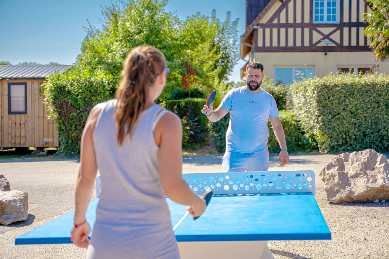 Paar spielt Tischtennis drau�en auf Campingplatz VAGUES OCEANES Odyss�e Villers sur mer (14).