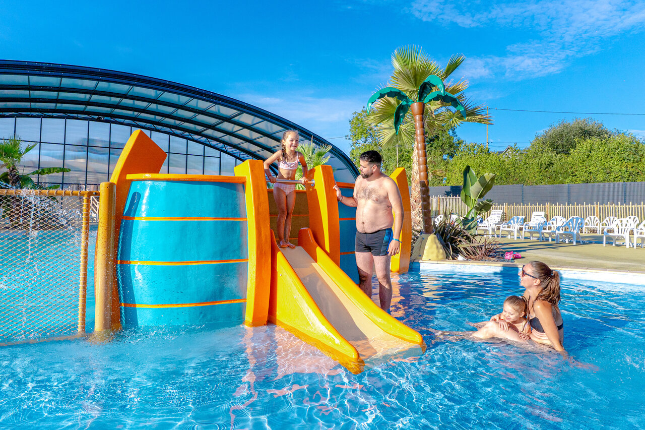 Familien-Wasserbereich auf dem Campingplatz VAGUES OCEANES Odyss�e in Villers sur mer (14).