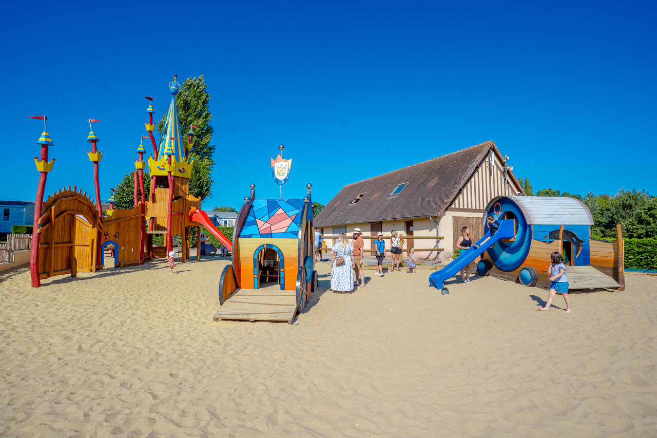 Spielplatz, Burg, Rutschen f�r Kinder auf dem Campingplatz VAGUES OCEANES Odyss�e in Villers sur mer (14).