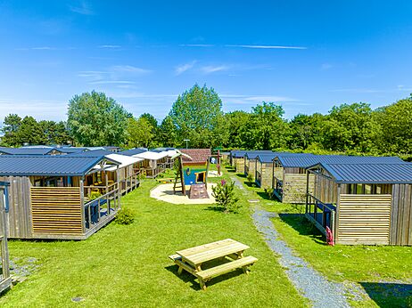 Moderne Mobil-homes en speeltuin op camping VAGUES OCEANES Odyss�e Villers sur mer.