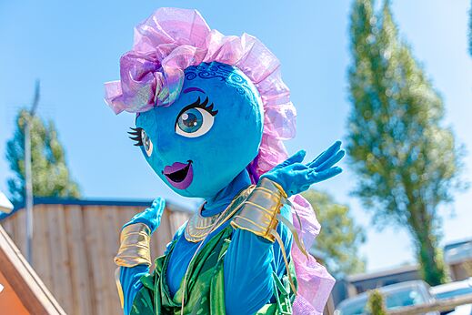 Blauwe en roze mascotte voor animatie op camping VAGUES OCEANES Odyss�e.