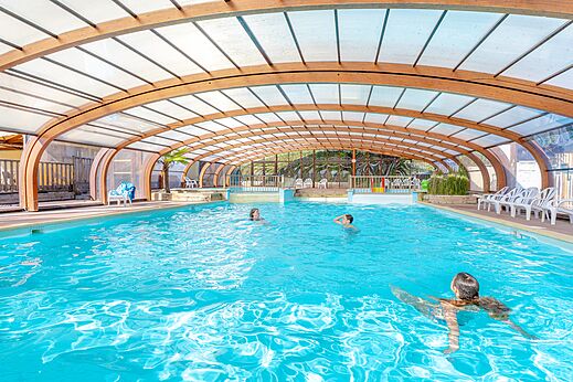 Beheiztes Hallenbad mit Badeg�sten und St�hlen auf dem Campingplatz VAGUES OCEANES Odyss�e in Villers sur mer (14).