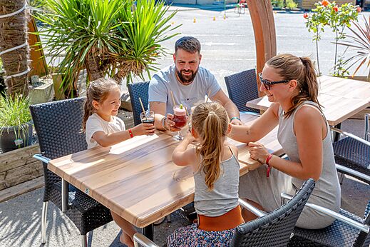 Familie luncht op camping VAGUES OCEANES Odyss�e in Villers sur mer (14).