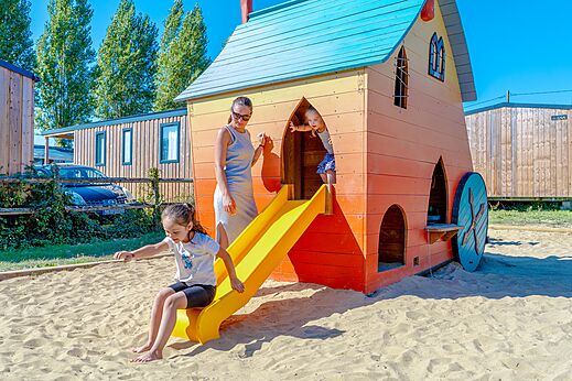 Speeltuin met speelhuisje en glijbaan voor kinderen, camping VAGUES OCEANES Odyss�e in Villers sur mer (14).
