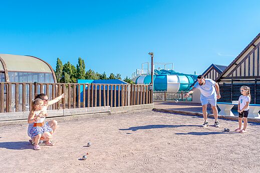 Familie speelt jeu de boules op camping VAGUES OCEANES Odyss�e in Villers sur mer (14).