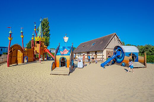Grote kinderspeeltuin op camping VAGUES OCEANES Odyss�e in Villers sur mer (14).