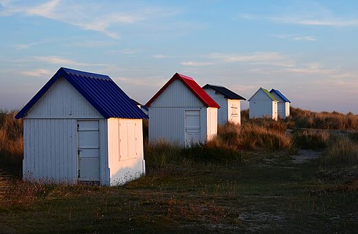 Kleurrijke strandhuisjes, camping VAGUES OCEANES Odyss�e in Villers sur mer.
