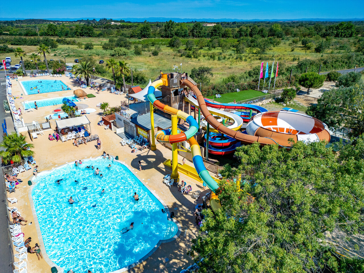 Piscines ext�rieures, toboggans aquatiques g�ants au camping CAPFUN Ondines � Vias Plage (34).