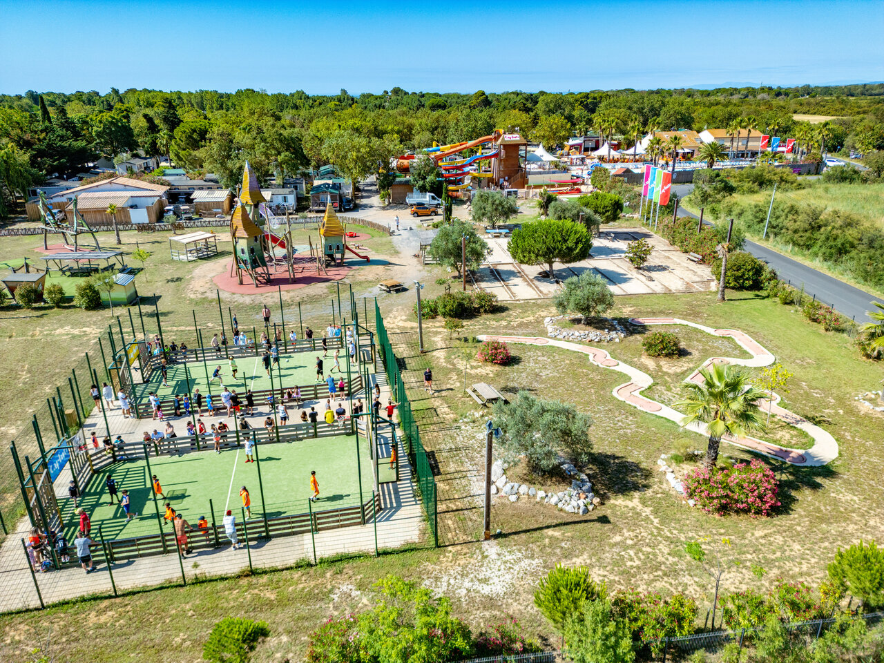 Terrain multisport avec joueurs, aire de jeux, mini-golf au camping CAPFUN Ondines � Vias Plage (34).