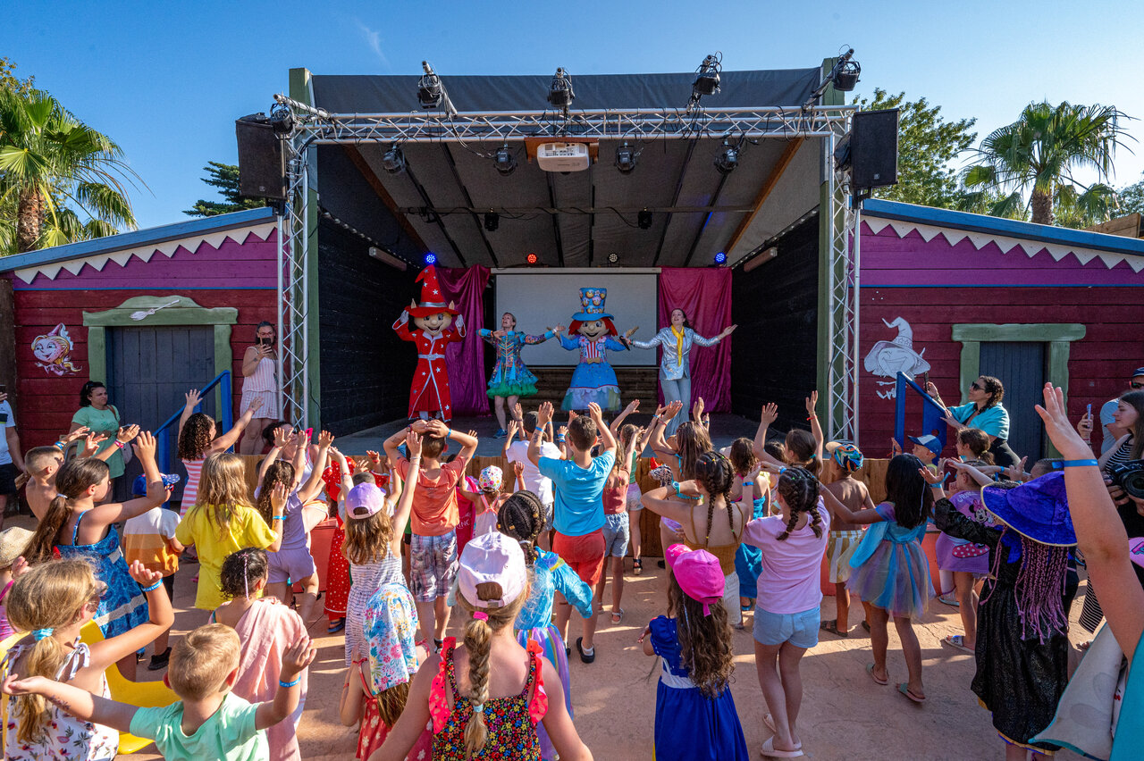 Spectacle d'animation pour enfants avec mascottes sur sc�ne au camping CAPFUN Ondines � Vias Plage (34).