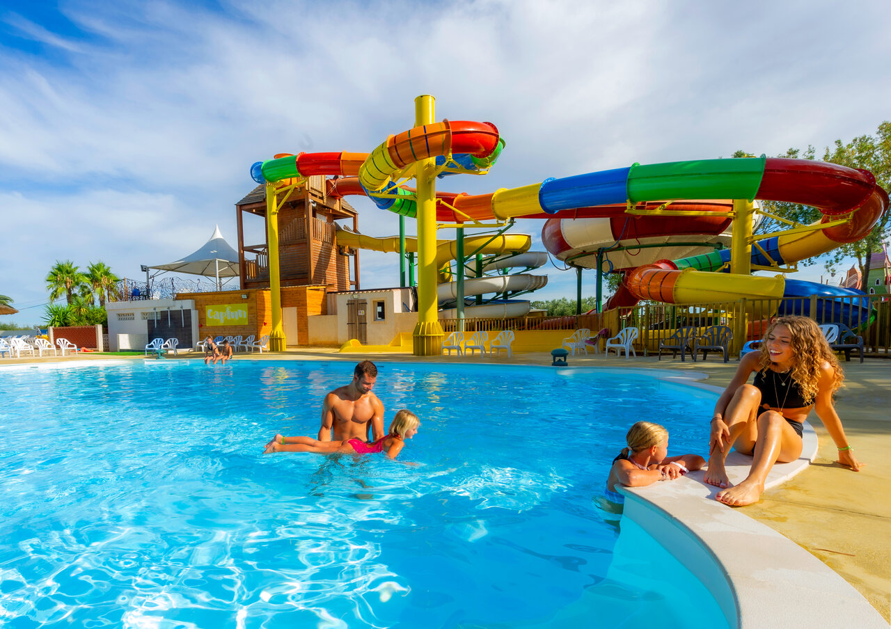 Piscine ext�rieure, toboggans aquatiques color�s, famille au camping CAPFUN Ondines � Vias Plage (34).