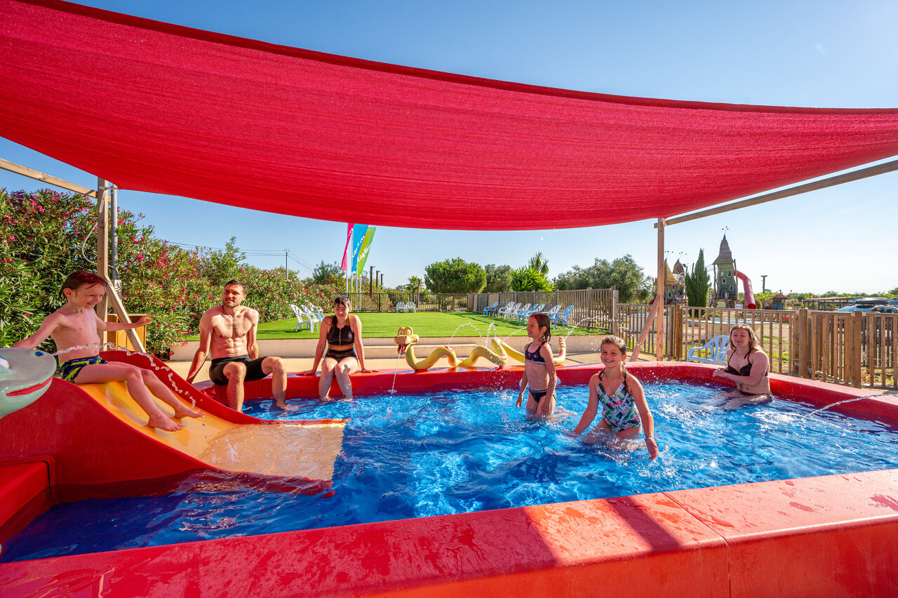 Piscine familiale, toboggan et jeux d'eau au camping CAPFUN Ondines � Vias Plage (34).