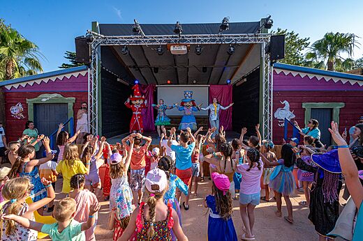 Kinderanimatieshow op het podium op camping CAPFUN Ondines in Vias Plage (34).