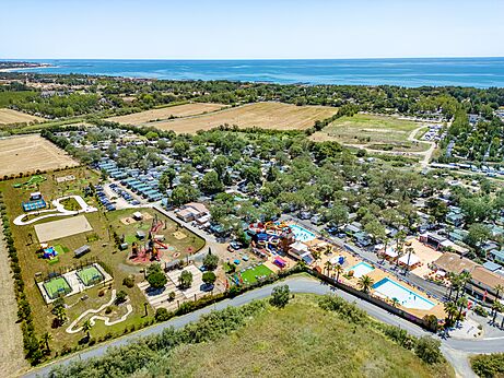 Luftaufnahme Campingplatz, Pools, Rutschen, Spielplatz CAPFUN Ondines Vias Plage (34).