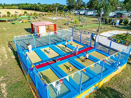 Großes Trampolin mit spielenden Kindern auf dem Campingplatz CAPFUN Ondines in Vias Plage (34).