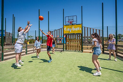 Multisportplatz mit Jugendlichen beim Basketballspielen auf dem Campingplatz CAPFUN Ondines in Vias Plage (34).