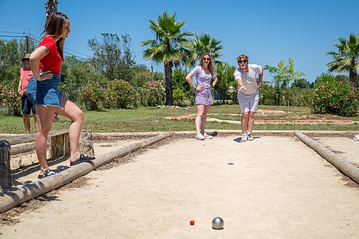 Zonnig petanque spel op camping CAPFUN Ondines in Vias Plage (34).