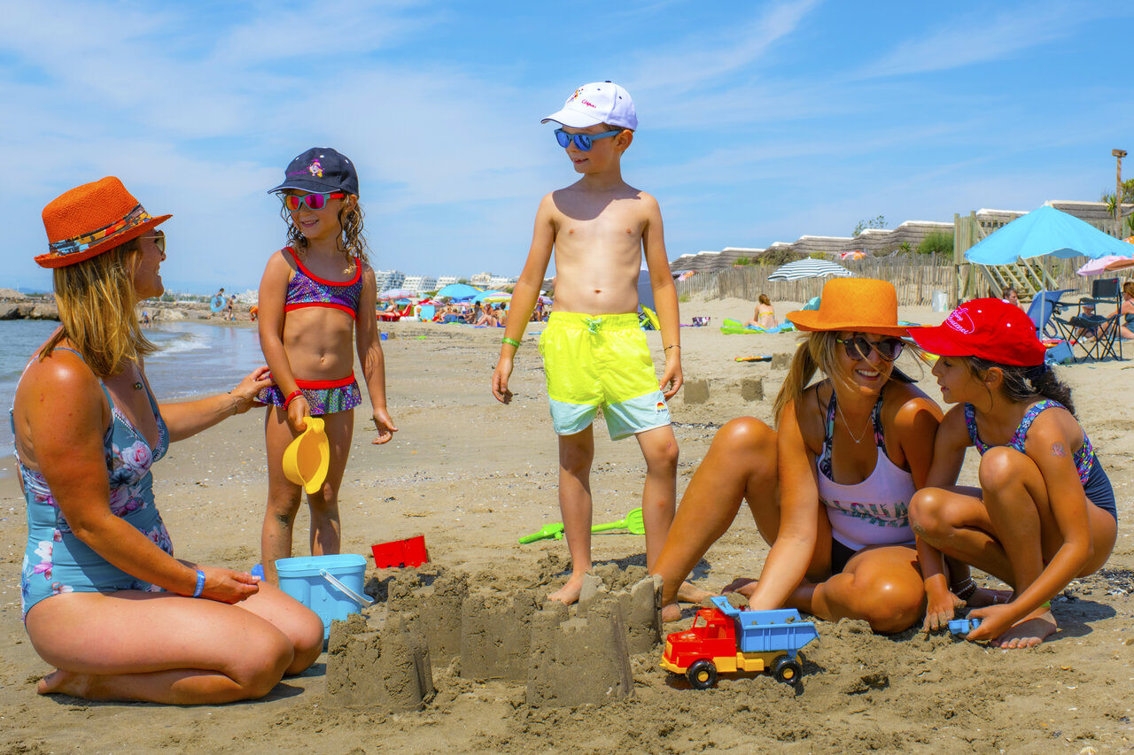 Familie am Strand, Sandspiele, Camping CAPFUN Or, La Grande Motte (34).