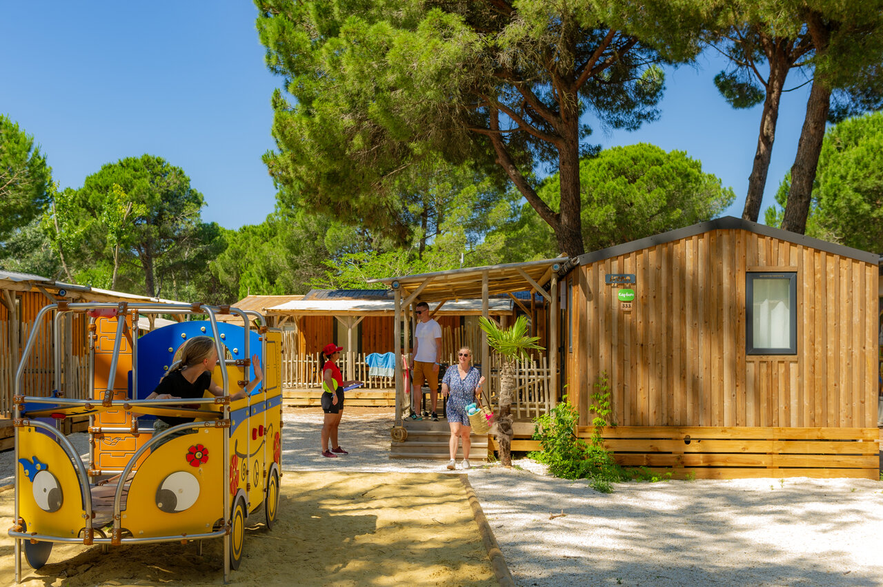 Holz-Mobil-home, Kinderspielplatz auf Camping CAPFUN Or, La Grande Motte (34).