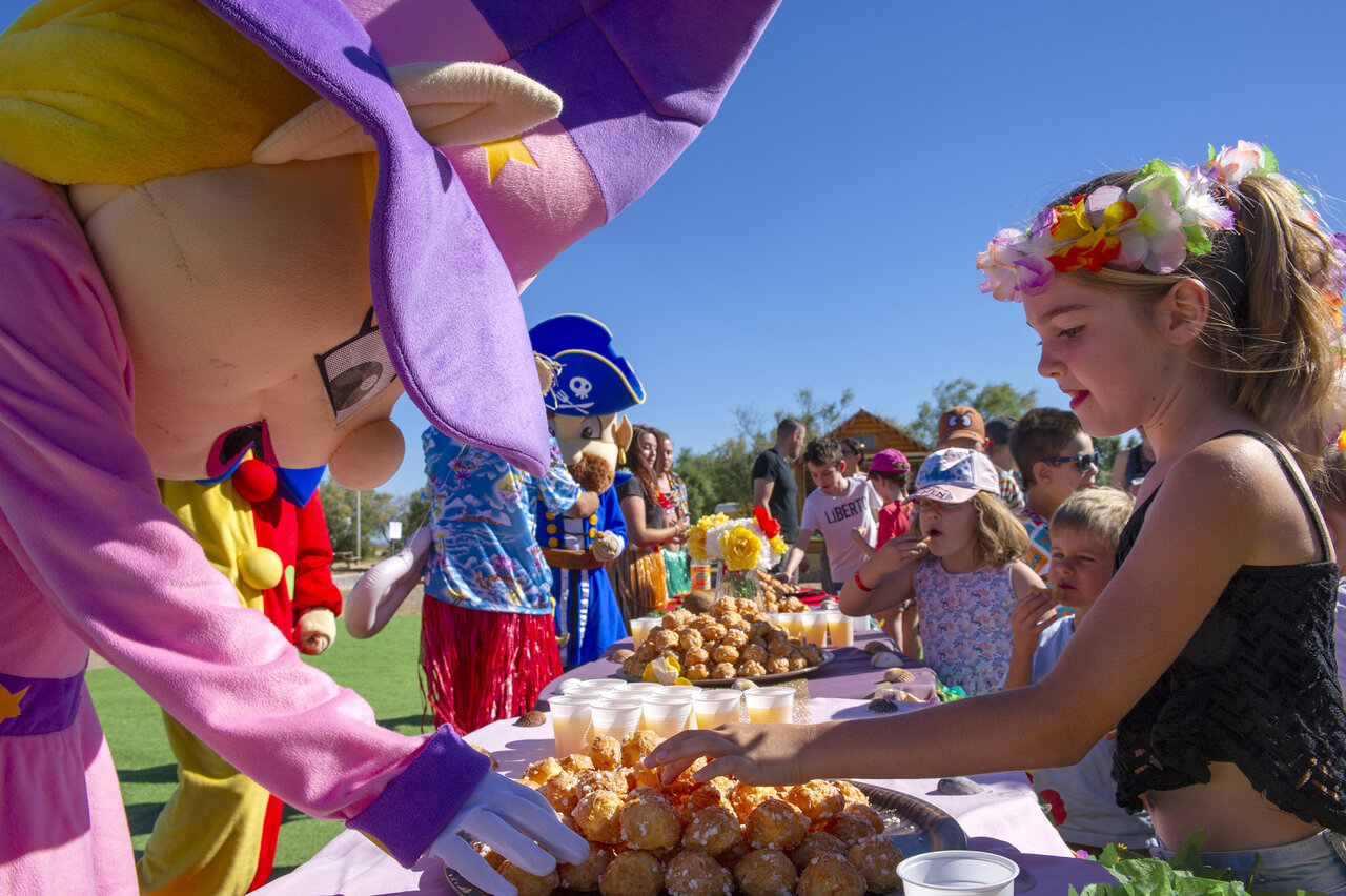 Maskottchen und Kinder bei einer Animation auf dem Campingplatz CAPFUN Or in La Grande Motte (34).