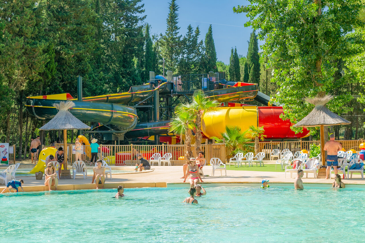 Gro�e Wasserrutschen und Au�enpool auf dem Campingplatz CAPFUN Or in La Grande Motte (34).