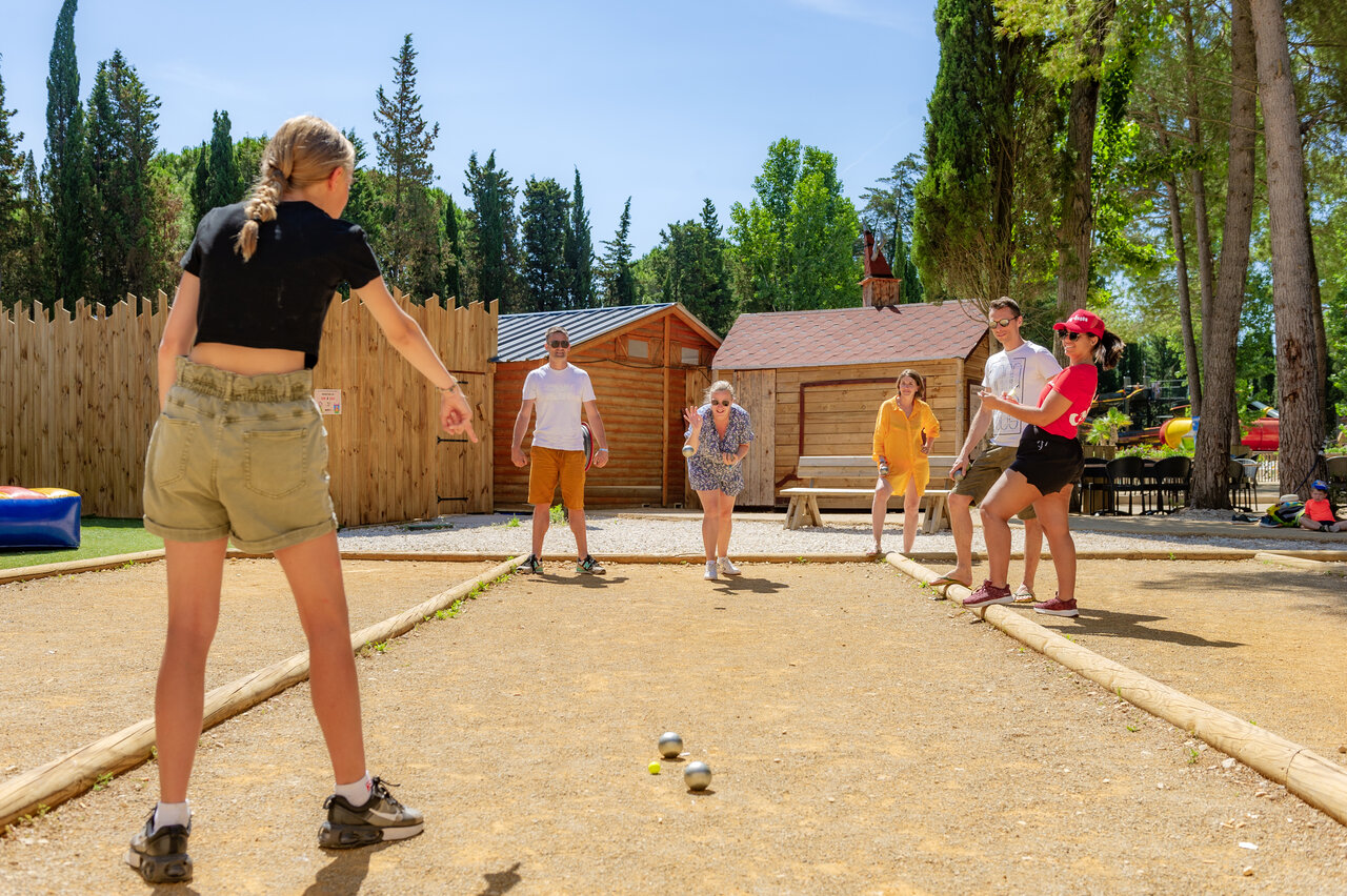 Lebhaftes Boule-Spiel mit Urlaubern auf dem Campingplatz CAPFUN Or in La Grande Motte (34).
