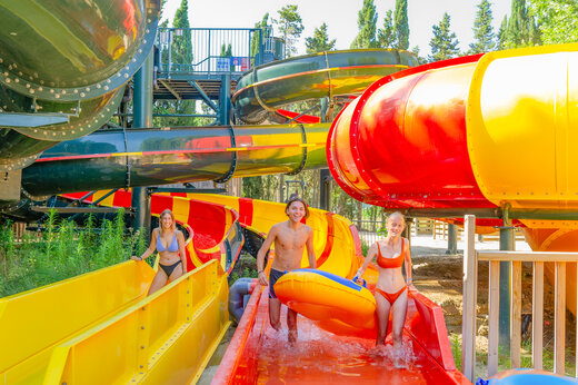 Riesige Wasserrutschen und Pool auf dem Campingplatz CAPFUN Or in La Grande Motte (34).