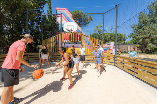 Basketballplatz und Hüpfburg auf dem Campingplatz CAPFUN Or, La Grande Motte (34).