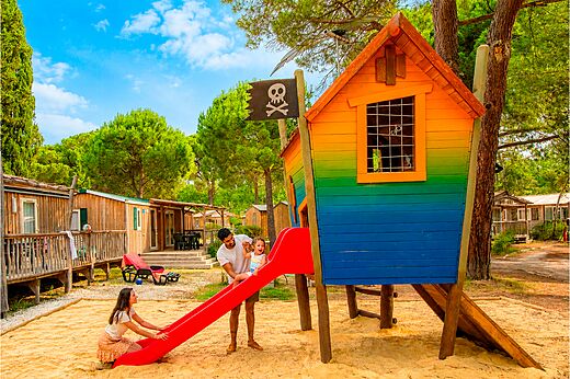 Piraten-Spielplatz mit Rutsche, Familie, auf dem Campingplatz CAPFUN Or in La Grande Motte.