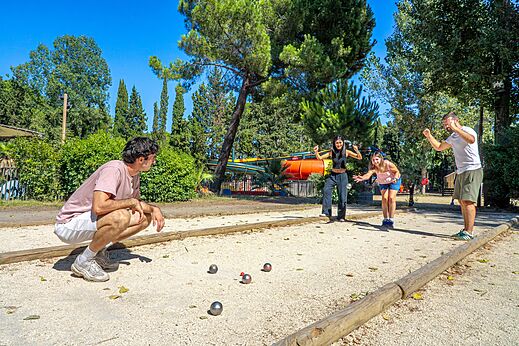 Belebter Bouleplatz mit Familie auf dem Campingplatz CAPFUN Or, La Grande Motte.