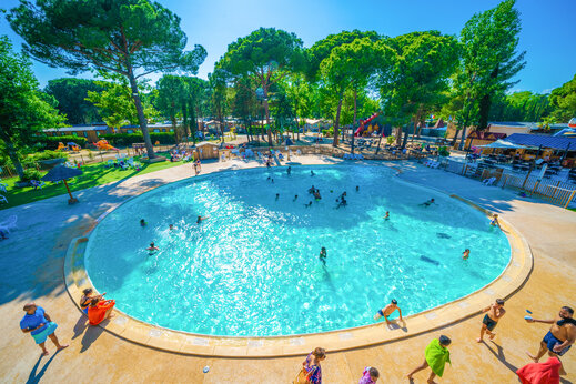 Großer Außenpool mit Badegästen auf dem Campingplatz CAPFUN Or in La Grande Motte (34).